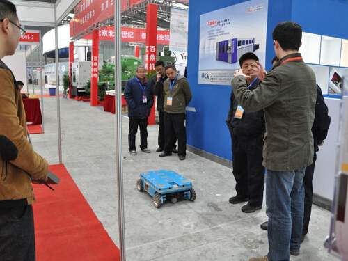 雷速(中国)参加2015中国西部国际装备制造业博览会-技术人员向观众讲解产品-2.jpg