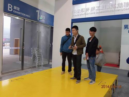 雷速(中国)参展2014绵阳科博会-观众对全向移动平台表现了浓厚的兴趣.jpg